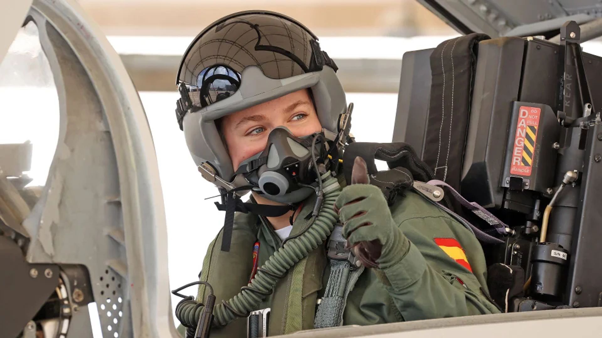 Spain's Princess Leonor becomes first royal to earn military parachute wing